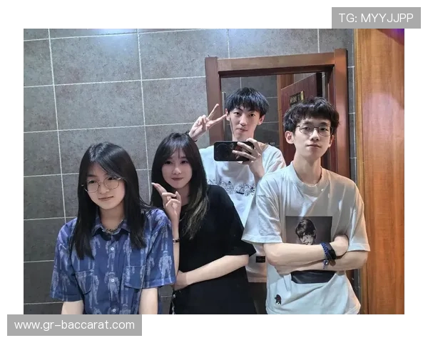 四人组情侣联手挑战平精英精彩对战双倍默契与激情碰撞